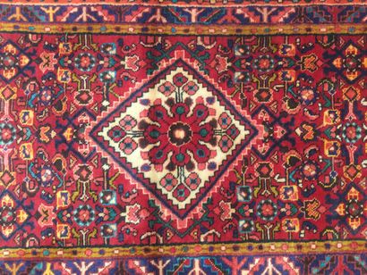 null IRAN, tapis galerie HAMADAN noué main à décor de médaillon central en forme...