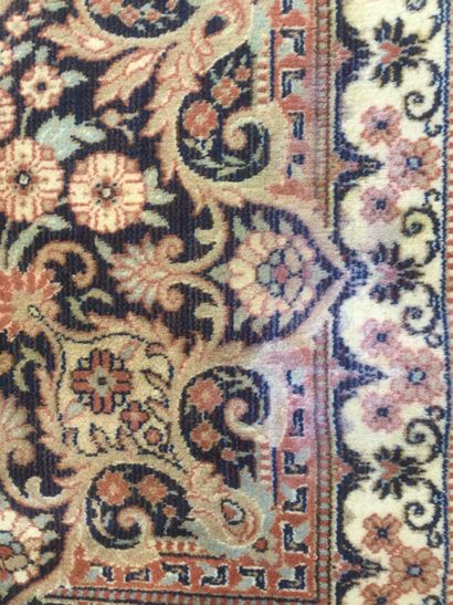 null IRAN, Tapis NERAHBAD mécanique en laine à décor floral sur fond ocre, Dim. 250...