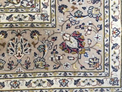 null IRAN, Tapis KACHAN noué main en laine à décor d'un médaillon central, fleurs...