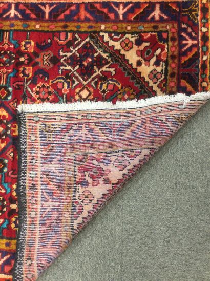 null IRAN, tapis galerie HAMADAN noué main à décor de médaillon central en forme...