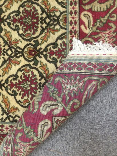 null PERSE, tapis mécanique en laine à décor floral sur fond crème, Dim 275 x 175...