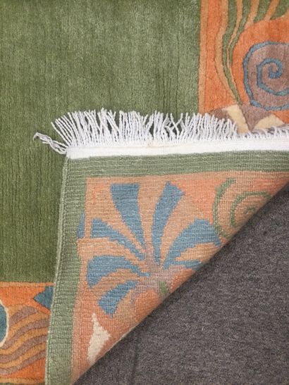 null NEPAL, Tapis noué main tufté en laine à décor en bordure d'une frise de motifs...