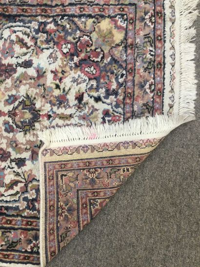 null IRAN, tapis noué main en soie à décor floral dans les tons pastel, Dim 123 x...