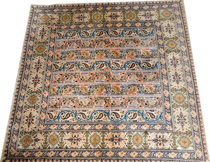 null IRAN, Tapis GHOUM mécanique en laine à décor de motifs géométriques et botehs...