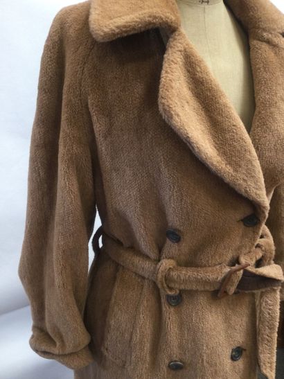null OLD ENGLAND, Paris. Long coat in wool and alpaca, camel color, notched collar,...