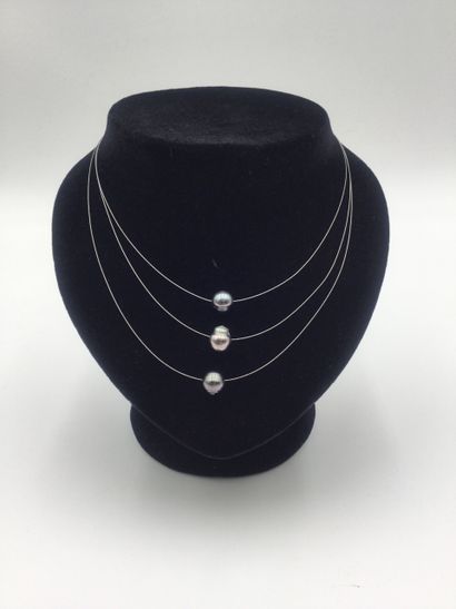 null Necklace with 3 cables with TAHITI PEARLS and silver clasp. Gross weight : 2,55...