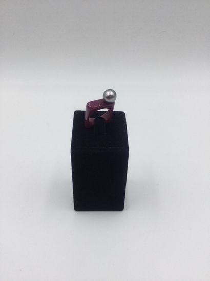 null Ring in purple resin of rectangular shape and TAHITI PEARL. Pearl diameter 8/9...