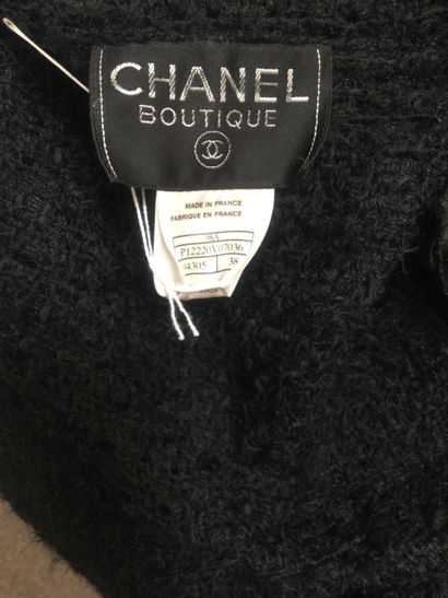 null CHANEL, short black vest with white trim, 2 front pockets with buttons, monogrammed...