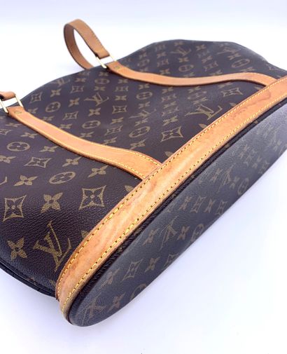 null Louis VUITTON, pre-loved bag in monogrammed canvas. Details in gilded brass....