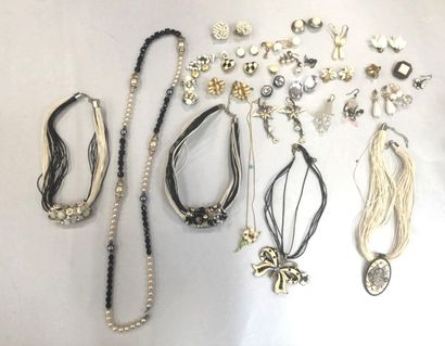 Lot of black and white costume jewelry: necklaces...
