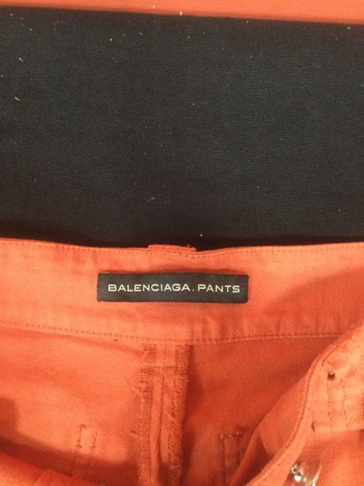 null BALENCIAGA, Slim fit pants in rust colored cotton. T36

We join a straight pants...