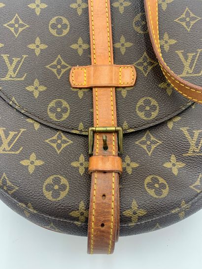 null Louis VUITTON, sac modèle "Chantilly" en toile monogrammée et cuir naturel....