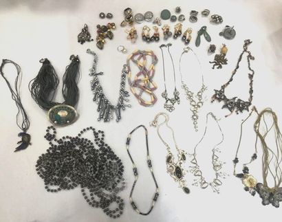 Lot de bijoux fantaisies gris : colliers,...