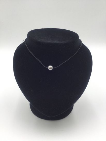 null Necklace in black cord with sliding knots and TAHITI PEARL. Diam 8/9 mm