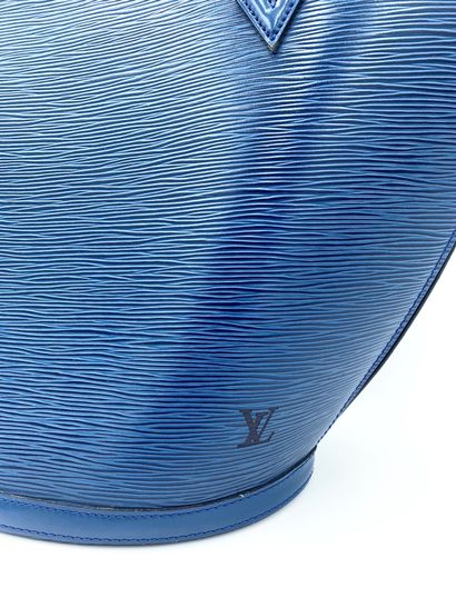 null Louis VUITTON, sac modèle "Saint Jacques", en cuir épi bleu, Monogrammé en bas...