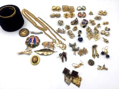Lot de bijoux fantaisies dorés : colliers,...
