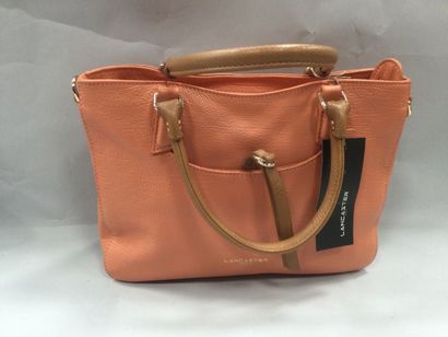null LANCASTER, handbag in salmon leather, hand and shoulder strap, H. 20 cm