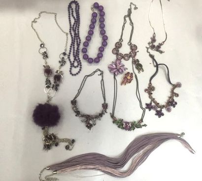 null Lot of purple costume jewelry: necklaces and brooches