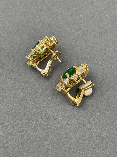 null Pair of earrings in yellow gold 18K 750/°° decorated with a flower centered...