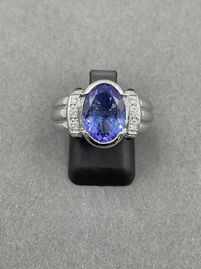 null White gold 750/°° ring set with an oval tanzanite and 4 cabochon sapphires 3.55...