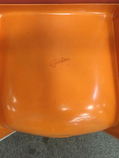 null René Georges GAUTIER (1887-1969), Chaise assise monocoque plastique orange et...