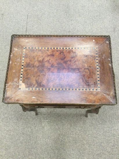  TABLE DE CHEVET de style LOUIS XV à décor de marqueterie et garniture en bronze,...