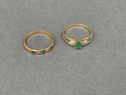 null Lot of 2 RINGS in 18K yellow gold 750/°°, decorated with small emeralds and...