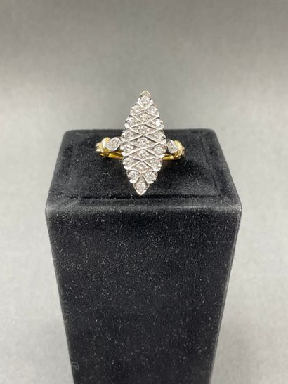 null BAGUE navette en or deux tons 18K 750/°° sertie de diamants taille brillant,...