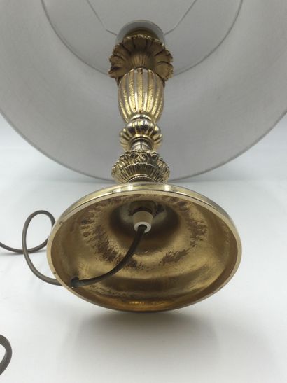 null Elégante Lampe de style Louis XVI en métal doré, H. 50 cm (avec abat jour)