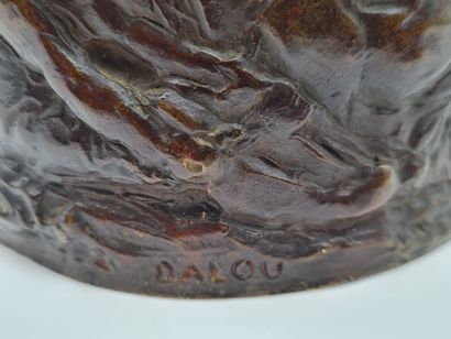  Jules DALOU (1838-1902), "Le Bineur", pot à tabac en bronze à patine brune, décor...