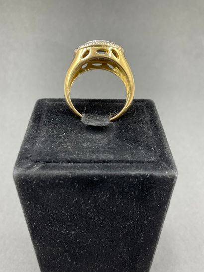  RING in 18K yellow gold 750/°° set with a central oval sapphire (probably heated)...