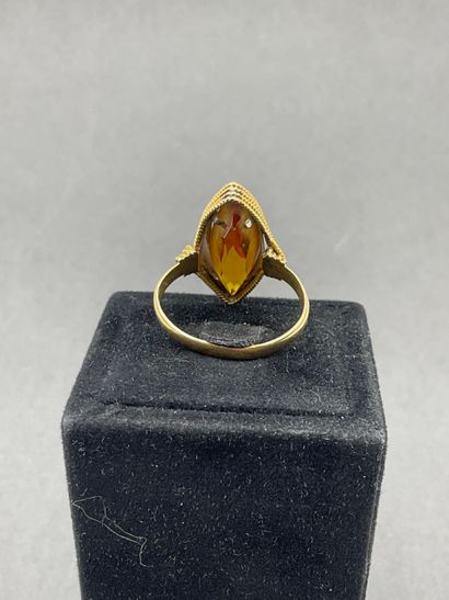 null BAGUE navette en or jaune 18K 750/°° ornée d'une pierre ambrée, poinçon tête...