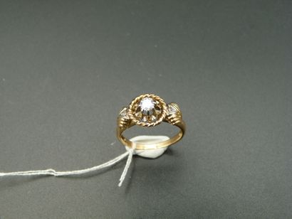 null 18K (750/oo) gold ring of two tones with a gold wire decoration, centered on...