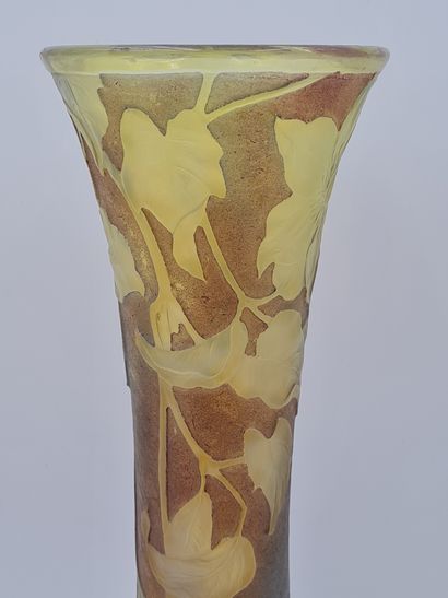  DAUM, Vase de forme diabolo en verre multicouche et à décor de clématites, signature...