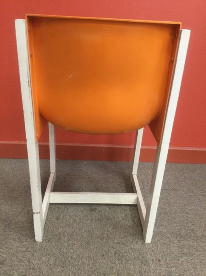 null René Georges GAUTIER (1887-1969), Chaise assise monocoque plastique orange et...