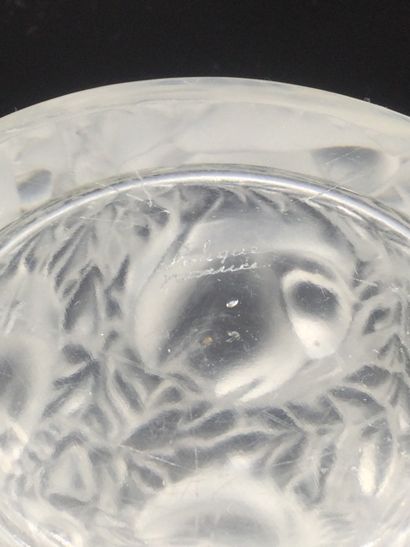  LALIQUE FRANCE, Vase en cristal moulé modèle "Bagatelle", à décor de feuillages...