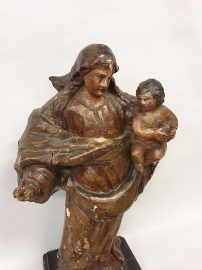 null SCULPTURE en bois polychrome figurant une Vierge à l'enfant, époque XVIIIème,...