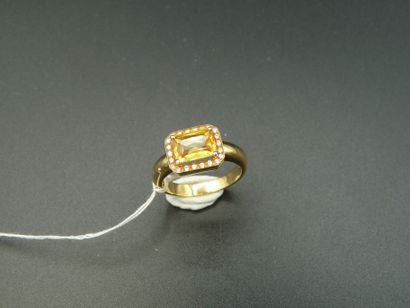 null 18K (750/oo) yellow gold ring centered on a rectangular yellow sapphire (probably...