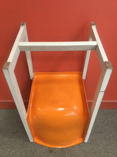 null René Georges GAUTIER (1887-1969), Chair with orange plastic seat and white lacquered...