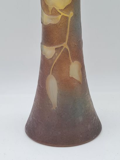  DAUM, Vase de forme diabolo en verre multicouche et à décor de clématites, signature...