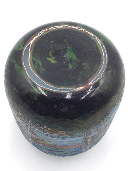  Dans le goût de LEGRAS, Vase en verre multicouche à décor polychrome très finement...