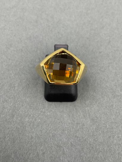 null Gold ring 750/°° set with a pentagon-cut citrine 7 carats. TDD 56. Gross weight...