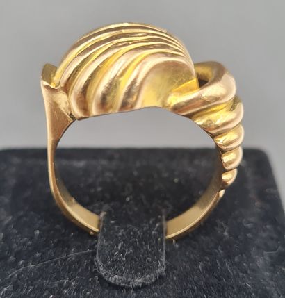 null RING in yellow gold 18K 750/°° decorated with a shell, TDD : 58, Weight :6,34...