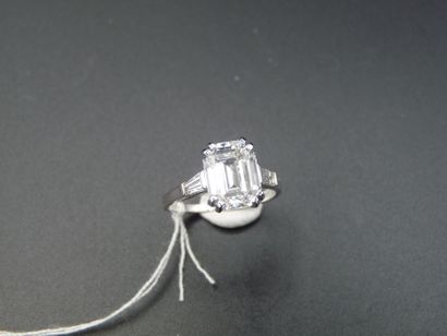  BAGUE en or gris 18K ( 750/°°) et platine (850/°°) centrée d'un diamant taillé émeraude...