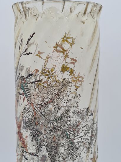  Émile GALLÉ (1846-1904), Vase en verre fumé de forme rouleau à col et piédouche...