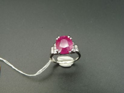 null BAGUE en platine (850/°°) centrée d'un rubis ovale calibrant 4.70 carats environ...