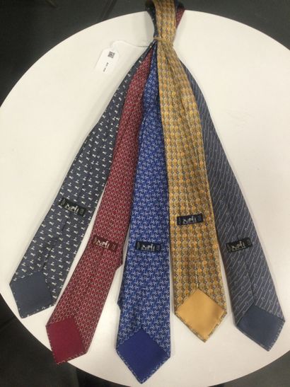  Un Lot de 5 cravates HERMES