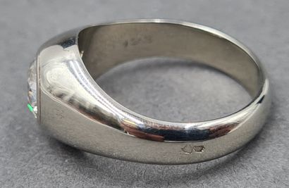 null BAGUE en or gris 18K 750/°° et platine 850/°° ornée d'un diamant de taille ancienne...