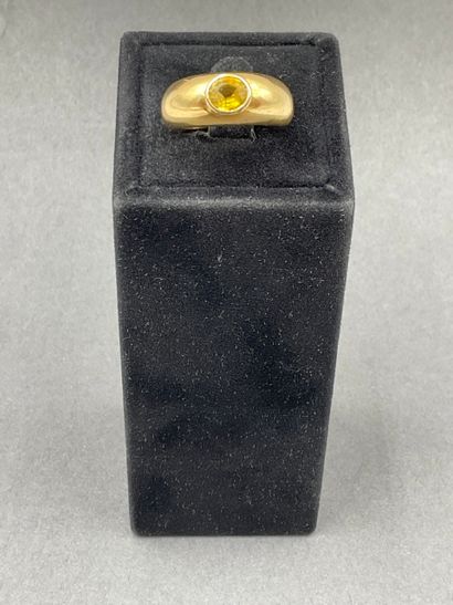  BAGUE en or jaune 18K 750/°° ornée d'un saphir ovale jaune en serti clos (pierre...