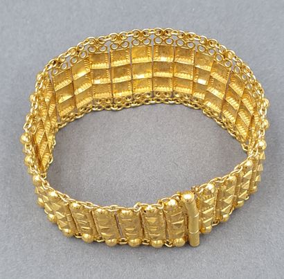 null BRACELET in 18K yellow gold 750/°° decorated with 3 lines of diamond points,...